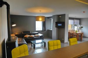 Noiseux的住宿－Gite La Grange de Marcel，带沙发和黄色椅子的客厅