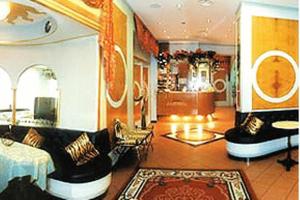 A seating area at Hotel La Bussola