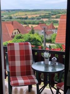 ヘーヴィーズにあるMajor család apartmanのテーブルと椅子、景色を望むバルコニー