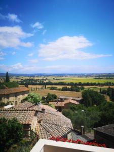 - une vue sur la campagne depuis le toit d'une maison dans l'établissement Antico Borgo di Torri, à Sovicille