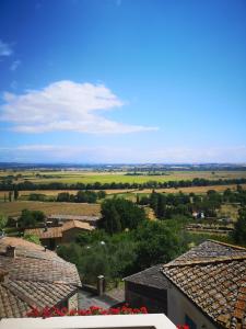 - une vue sur la campagne depuis les toits des maisons dans l'établissement Antico Borgo di Torri, à Sovicille