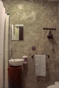 een badkamer met een wastafel en een spiegel bij Villa 33 in Tui