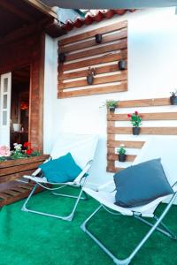 2 ligstoelen op een patio bij Villa 33 in Tui