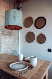 een tafel met borden en bekers aan een muur bij Villa 33 in Tui