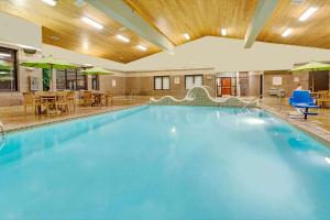 Bazén v ubytování Days Inn by Wyndham Cheyenne nebo v jeho okolí + 12 fotografií