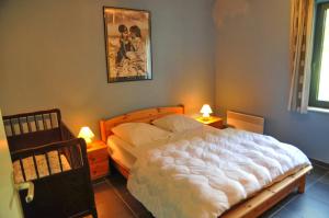1 dormitorio con 1 cama blanca grande y 2 lámparas en Gite Bouton d'Or en Heure
