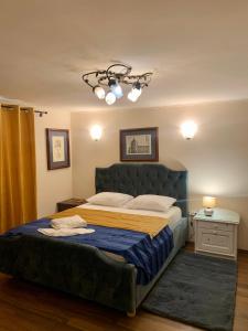 Tempat tidur dalam kamar di Vila in Mamaia Sat de închiriat integral