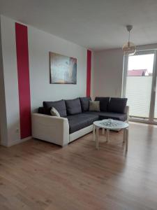 un soggiorno con un divano e un tavolo di Ferienwohnung ab zum Haff a Ueckermünde