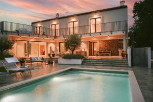 戈斯蒂加卡Villa Figa I的一栋房子前面有游泳池