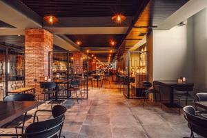 un ristorante con tavoli e sedie e un muro di mattoni di Bakuriani Crystal resort 408 a Bakuriani