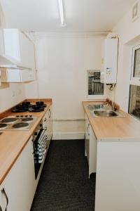 A kitchen or kitchenette at Regent park House