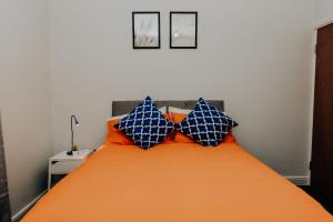 מיטה או מיטות בחדר ב-Regent park House