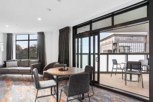 Posezení v ubytování Ramada by Wyndham Newmarket Auckland