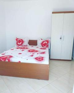 um quarto com uma cama com flores vermelhas em Casa Denisa em Sulina