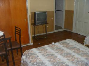A television and/or entertainment centre at Hotel San Martin