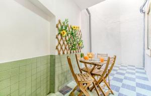 einen Tisch und Stühle in einem Zimmer mit grünen Fliesen in der Unterkunft Olarias Terrace Lisbon in Lissabon