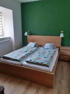 מיטה או מיטות בחדר ב-Apartmán Horní Lipová č. 3