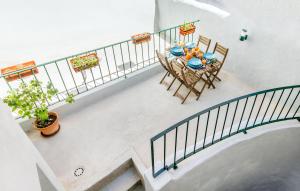 eine Aussicht über einen Tisch und Stühle auf dem Balkon in der Unterkunft Olarias Terrace Lisbon in Lissabon