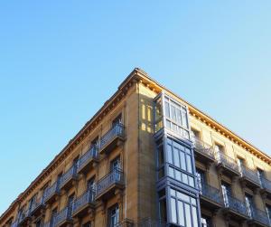 un edificio alto con balcones a un lado. en Intelier Villa Katalina, en San Sebastián