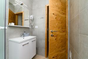 Koupelna v ubytování Apartments and Rooms YASMIN + 37 fotografií