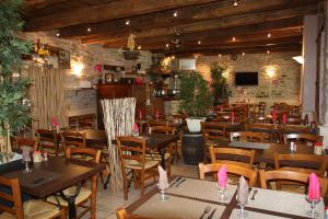 Εστιατόριο ή άλλο μέρος για φαγητό στο Hôtel Les Tilleuls de Pareloup à Salles-Curan +48 φωτογραφίες