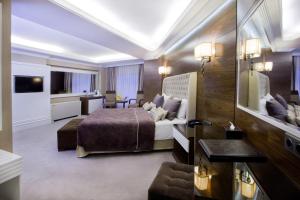 イスタンブールにあるMirilayon Hotel - Old Townのベッドとリビングルームが備わるホテルルームです。