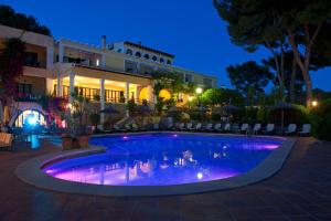 Bazén v ubytování Hotel Bahia nebo v jeho okolí