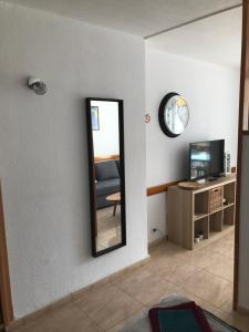 TV a/nebo společenská místnost v ubytování Yumbo Beach Apartment Perfect location free fast WIFI