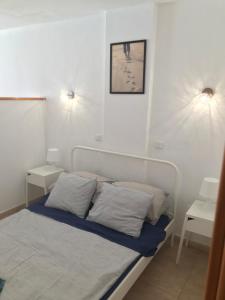 Postel nebo postele na pokoji v ubytování Yumbo Beach Apartment Perfect location free fast WIFI + 37 fotografií