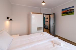 Posteľ alebo postele v izbe v ubytovaní Apartamenty Pod Lasem z klimatyzacją i 2 sypialniami - Dream Apart