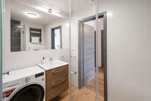 Kúpeľňa v ubytovaní Apartamenty Pod Lasem z klimatyzacją i 2 sypialniami - Dream Apart + 19 fotografií