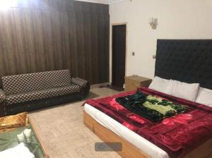 Una cama o camas en una habitación de Hill Top Hotel, Shogran