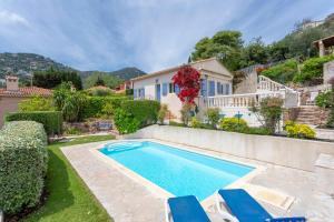 una casa con piscina en un patio en Villa La Cigalette Gaiasvillas, en Théoule-sur-Mer