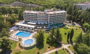 Een luchtfoto van Hotel Bellevue - Metropol Lake Resort