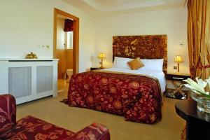 Postel nebo postele na pokoji v ubytování Holiday Resort Fota Island