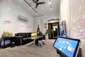 ein Wohnzimmer mit einem Sofa und einem TV in der Unterkunft 哦耶Oh Yeah 包棟民宿 in Luodong