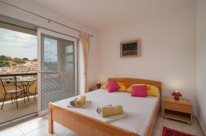 1 dormitorio con 1 cama y balcón en Apartments Molo Mare, en Hvar