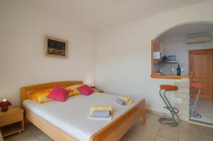 una camera da letto con un letto con cuscini colorati di Apartments Molo Mare a Hvar