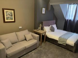 Postel nebo postele na pokoji v ubytování The Clarendon Hotel
