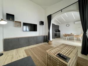TV a/nebo společenská místnost v ubytování Lambda Holiday Apartments