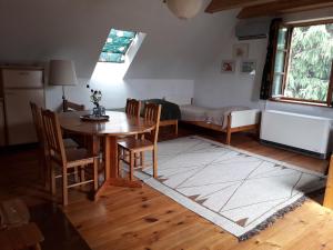 - une salle à manger avec une table, des chaises et un lit dans l'établissement Mała Baza Stobna 5, à Nowy Dwór Gdański