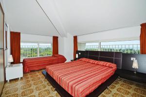 Letto o letti in una camera di Apartments Torre Panorama Bibione Pineda - IVN01012-DYB