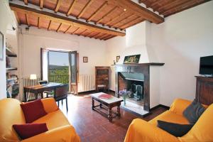 ein Wohnzimmer mit orangefarbenen Möbeln und einem Kamin in der Unterkunft Stuart Apartments in Montepulciano