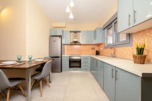A kitchen or kitchenette at Gold Olive Suites by "elite"