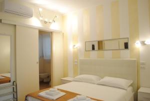 Postel nebo postele na pokoji v ubytování Dreaming Piazza Erbe Rooms