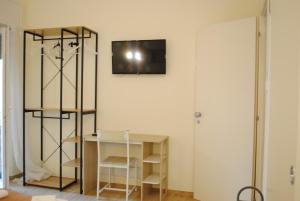 TV a/nebo společenská místnost v ubytování Dreaming Piazza Erbe Rooms + 29 fotografií