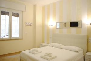 Postel nebo postele na pokoji v ubytování Dreaming Piazza Erbe Rooms