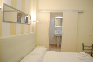 Postel nebo postele na pokoji v ubytování Dreaming Piazza Erbe Rooms