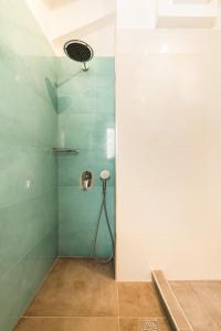 A bathroom at Gold Olive Suites by "elite"