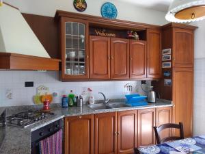 Dapur atau dapur kecil di Sarina House Ocean View